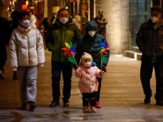 Una familia pasea en el distrito comercial de Beijing, China, durante la primera celebración del año nuevo en el país nipón tras la pandemia.