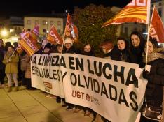Las trabajadoras de la limpieza de edificios protestan en la hoguera de San Vicente en Huesca.