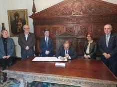 Ricardo Alfonsín firma en el Libro de honor del Ayuntamiento de Huesca.