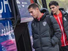 Tomeo y Salvador se suben al autobús de la SD Huesca para emprender el viaje hasta Canarias.
