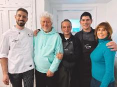 Pedro Almodóvar, segundo por la izquierda, con el equipo de Casa Pedro: los chefs Luis y Javier Carcas y el jefe de sala Pepe Romeo.