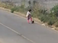 Agresión de la mujer a su hijo captada por una cámara de seguridad