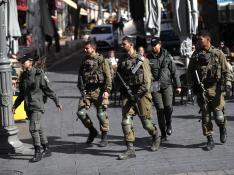Soldados israelíes patrullan por Jerusalén