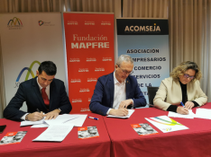 Convenio firmado entre la Fundación Mapfre, la Asociación de Empresas de la Jacetania (Acomseja) y el Ayuntamiento de Jaca.