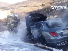 Los Bomberos de la DPZ sofoca el incendio de un coche en la A-2.