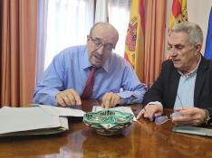 Manuel Rando y el diputado delegado de Planes Provinciales José Luis López observan las cifras del Plan de Empleo.