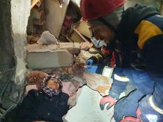 Los Bomberos de Zaragoza rescatan a una mujer con vida entre los escombros en Turquía gracias a un perro