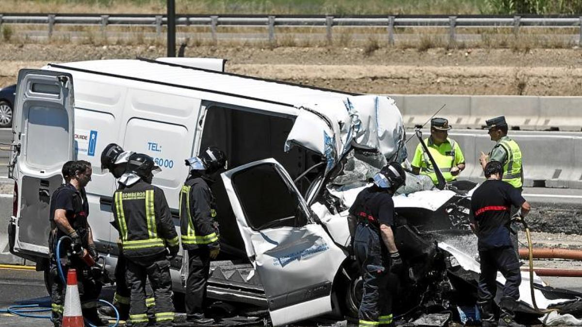 Muere El Conductor De Una Furgoneta Al Chocar Contra Un Camión En La A-2