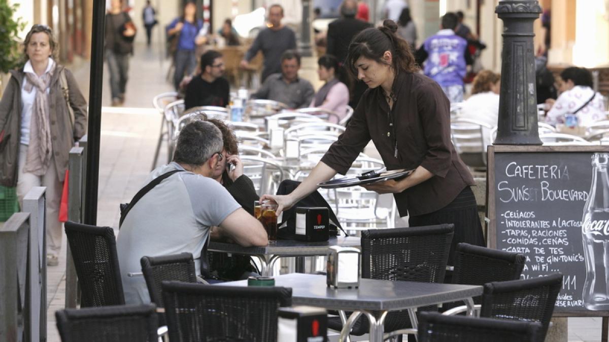 Los bares podrán instalar terrazas cubiertas con estores o cortinas de