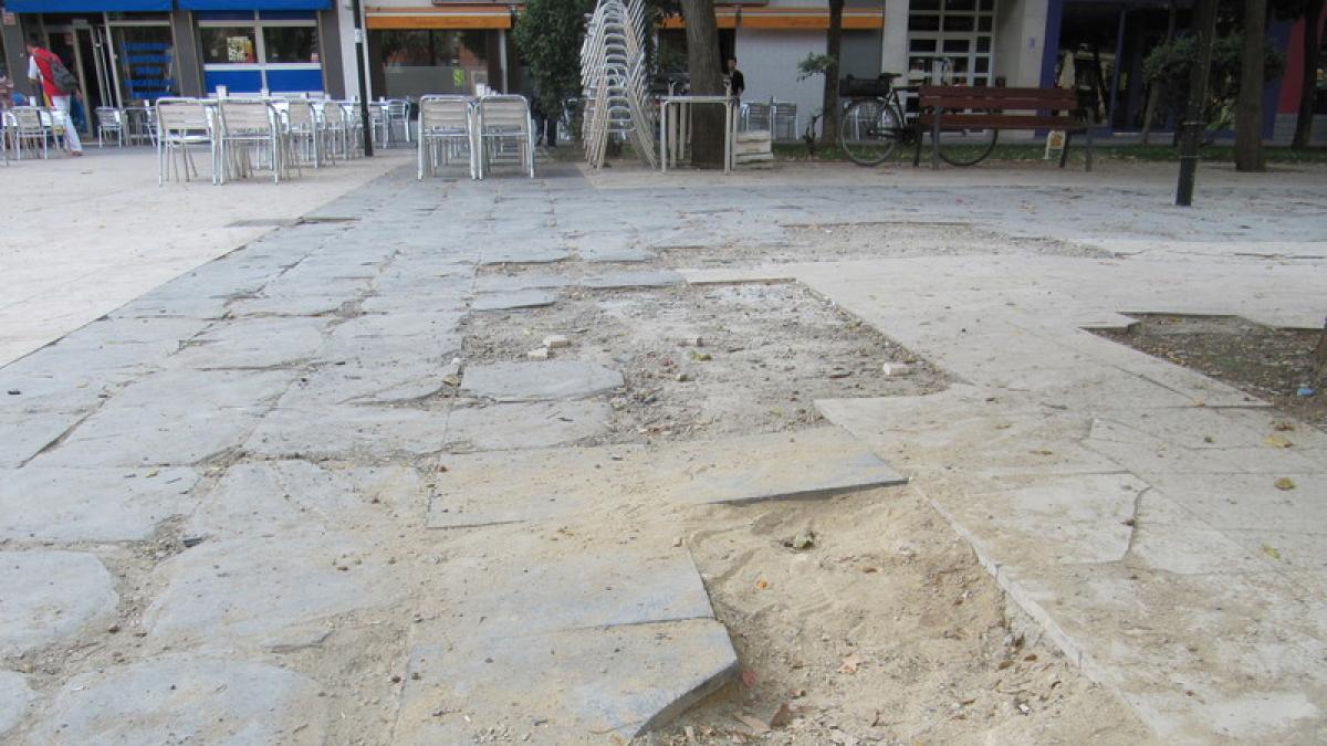 "Deberían reponer las baldosas de la plaza del Parque de la Esperanza"