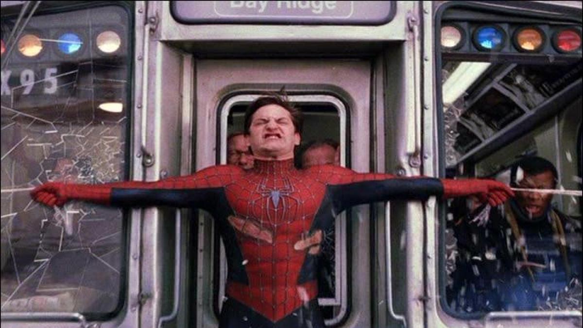 Spiderman deteniendo el tren