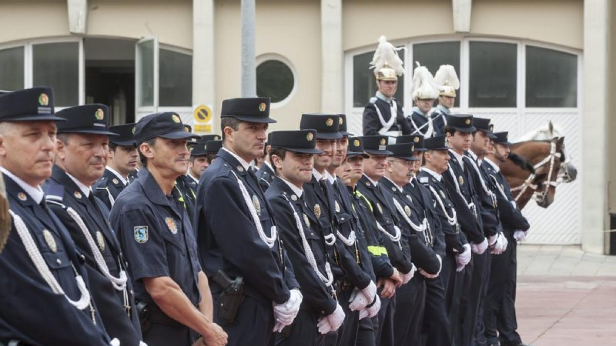 Perpetuo Rebelión Superar La Policía Local de Zaragoza no lucirá el uniforme de gala porque no cumple  el reglamento