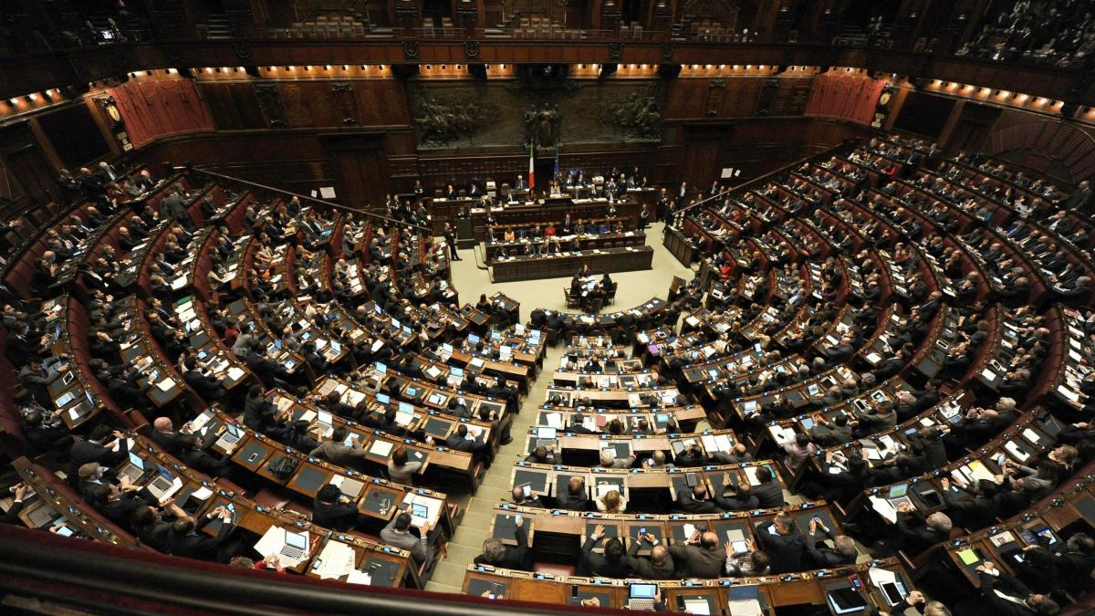 Resultado de imagen para diputado italiano pide matrimonio parlamento