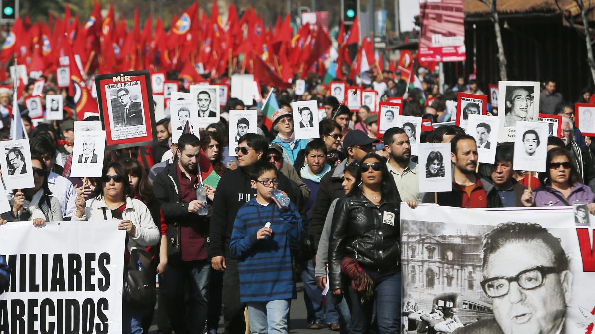 Fin De La Dictature Au Chili Miles de chilenos reclaman el fin de la impunidad por la represión en