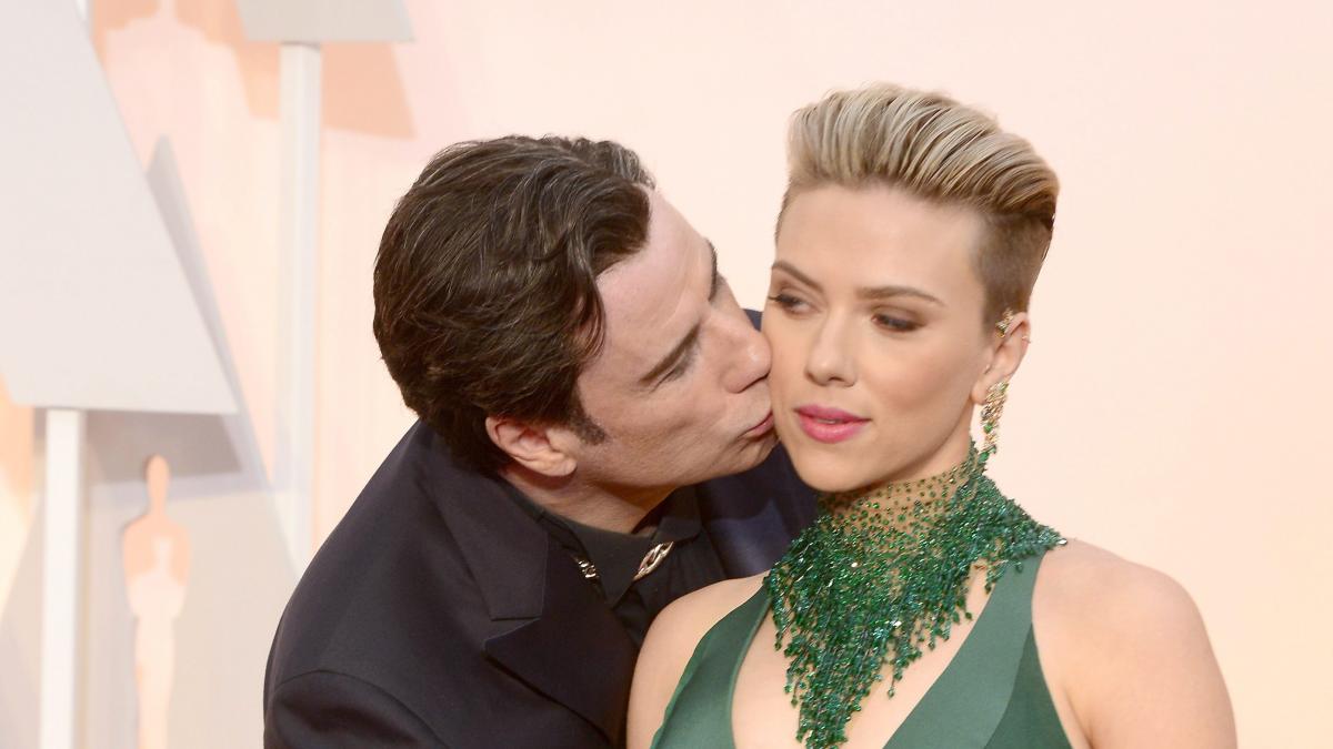 John Travolta Besó A Scarlett Johansson En Los Óscar 2015 1435