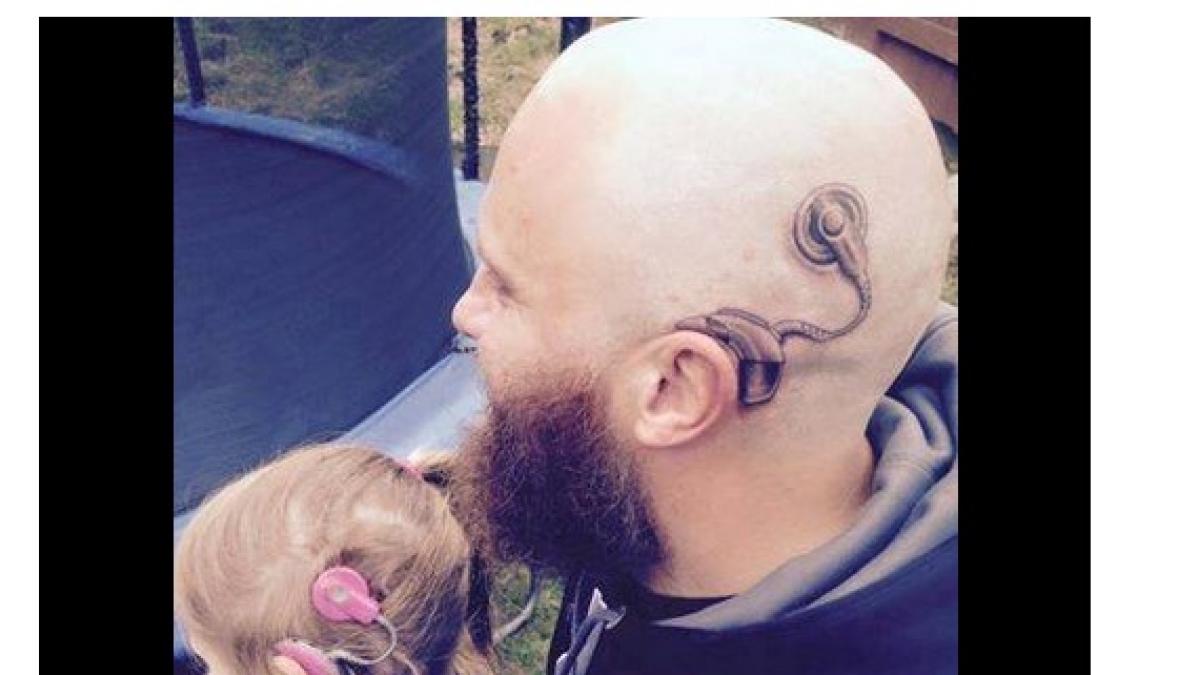 El tierno gesto de un padre que se tatuó el audífono de su hija para  apoyarla | Noticias de Salud en 