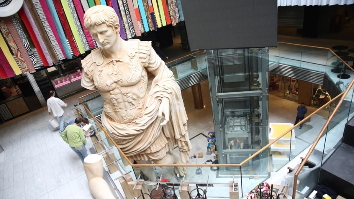 fiesta Miniatura confiar La estatua de César Augusto de Puerta Cinegia es la más grande, pero no la  más pesada de Zaragoza | Heraldo.es