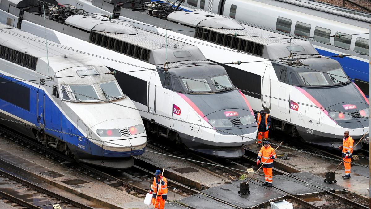 French train. Пригородные поезда во Франции. Электрички во Франции. Железная дорога Франции. Французские поезда.