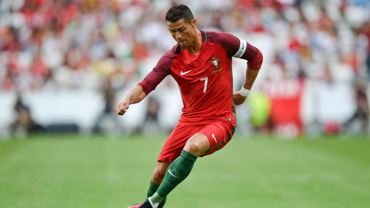 Ronaldo dissipa dúvidas com dois gols para elevar o moral de Portugal