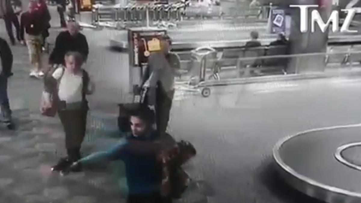 Первые кадры нападения на крокус. Музыкальный клип в аэропорту с перестрелкой. Видео с камер наблюдения 11 сентября в аэропорту.
