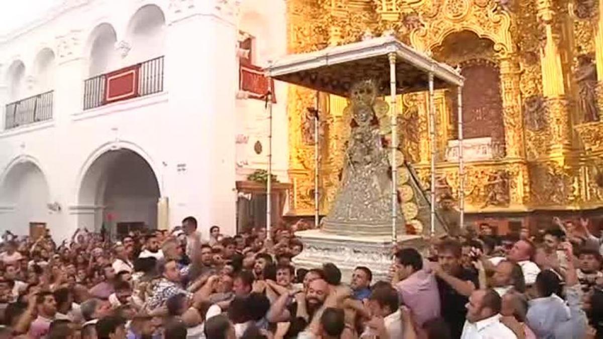 Los almonteños saltan la reja a 2:55 horas, dando comienzo la procesión de  la Virgen del Rocío