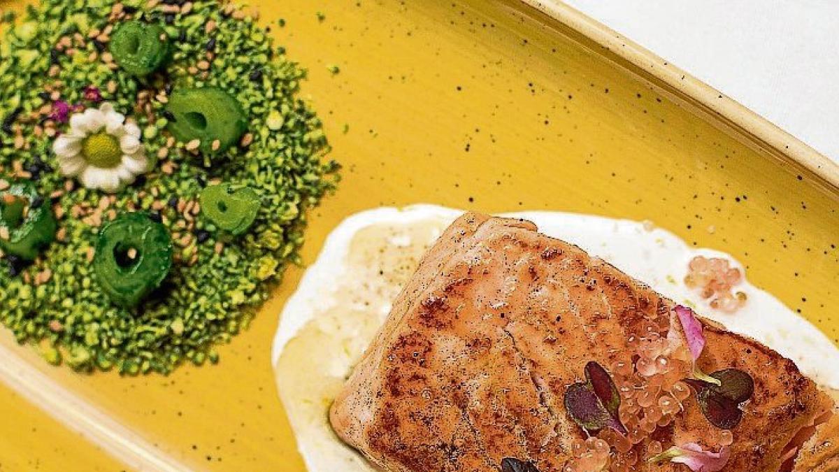 Salmón, sopa de cítricos, cuscús de brócoli y borraja Recetas en