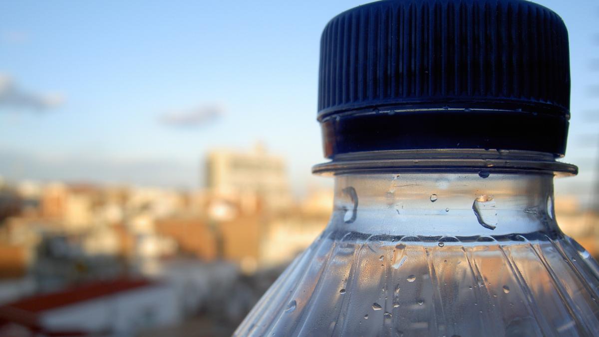 Chelín ejemplo Descuidado El peligro de las botellas de plástico | Heraldo.es