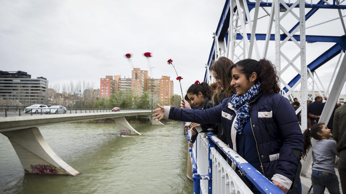 Con la bandera gitana a media asta el 8 de abril, Día Internacional del  Pueblo Gitano 