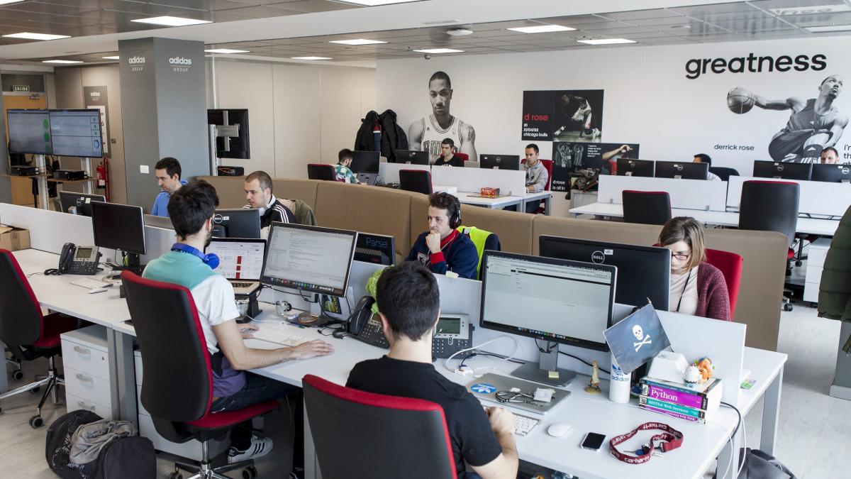 Obligar sin cable resbalón Adidas necesita 49 profesionales más para su oficina de innovación  tecnológica en Zaragoza | Noticias de Economía en Heraldo.es