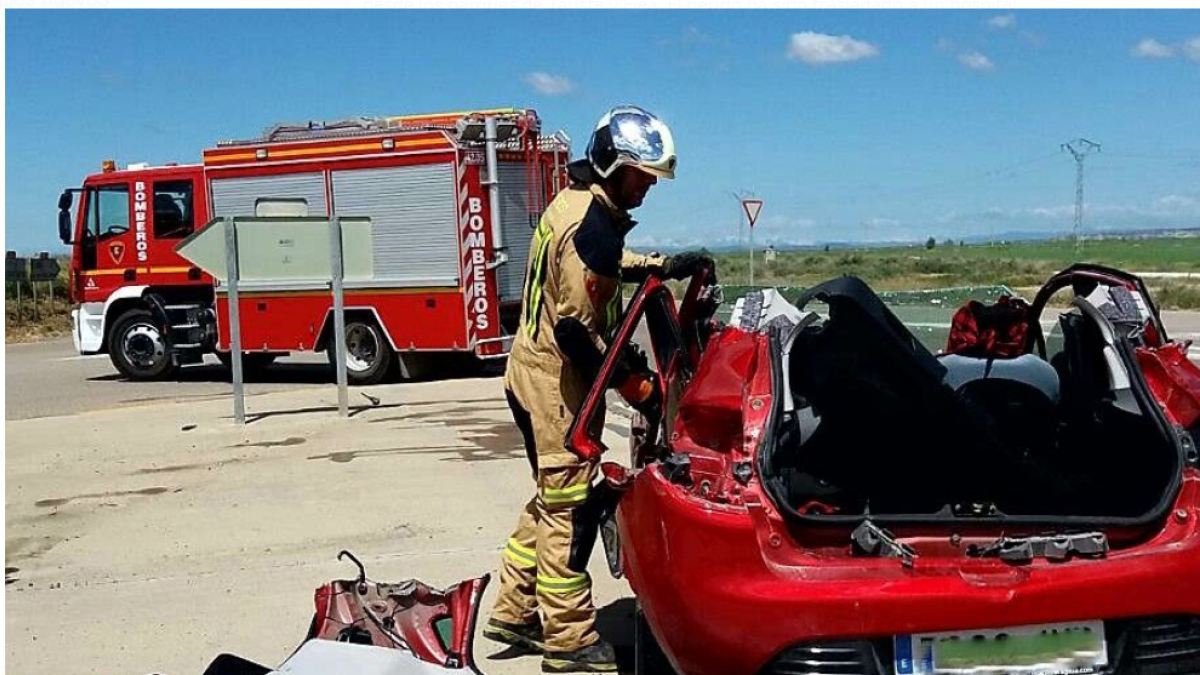 Herido el conductor de un coche que chocó contra un vehículo agrícola