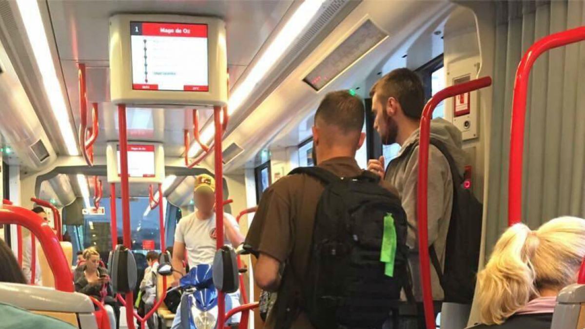 Un Vecino De Zaragoza Se Hace Viral Al Subir Con Su Moto Al Tranvía Noticias De Zaragoza En 