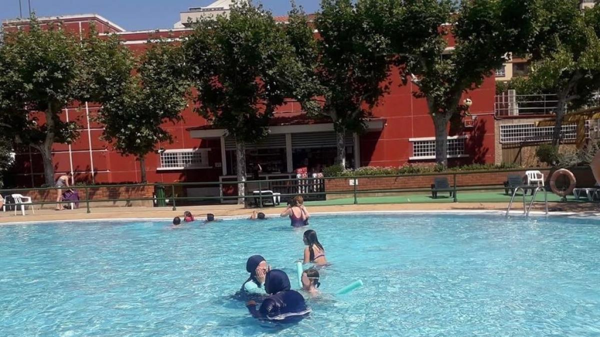 Prohibidas las camisetas y permitidos los burkinis en las piscinas de  Zaragoza | Noticias de Zaragoza en 