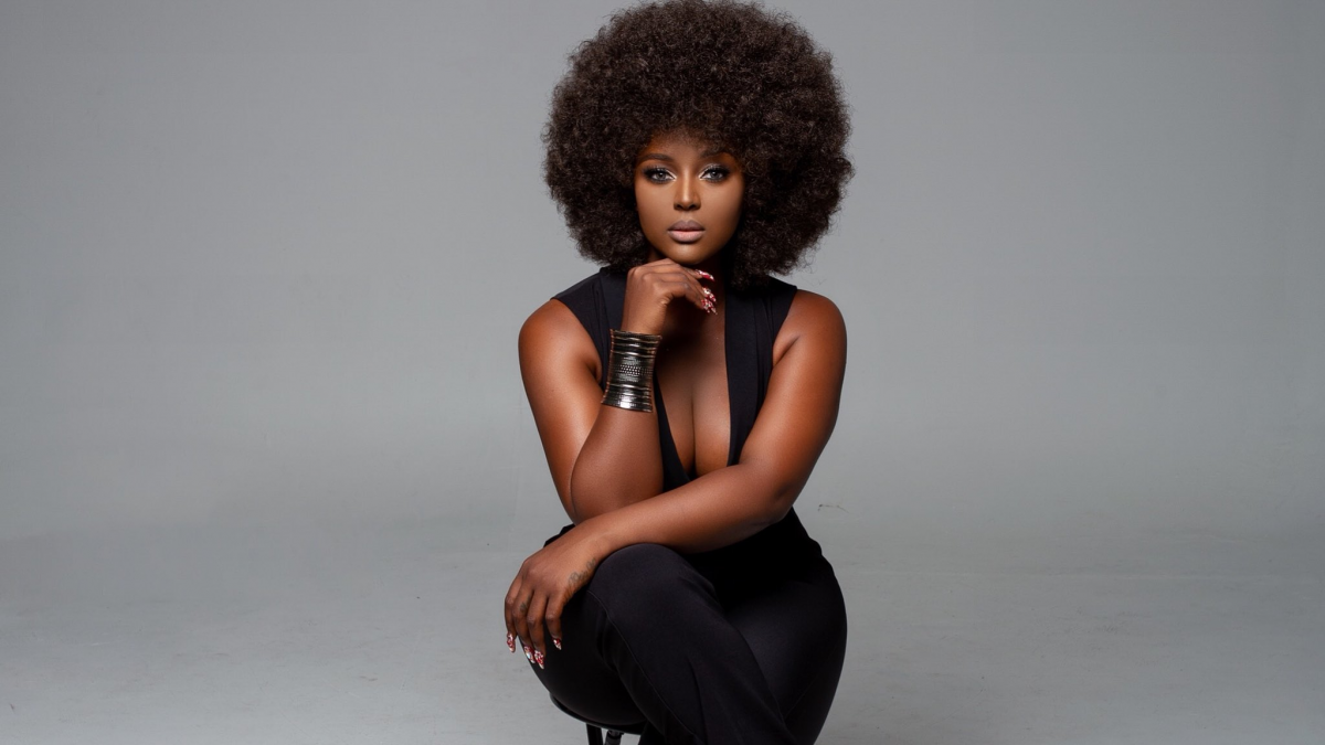 Ла негра. Amara певица. Amara la negra песня 2020 клип в пустыне.