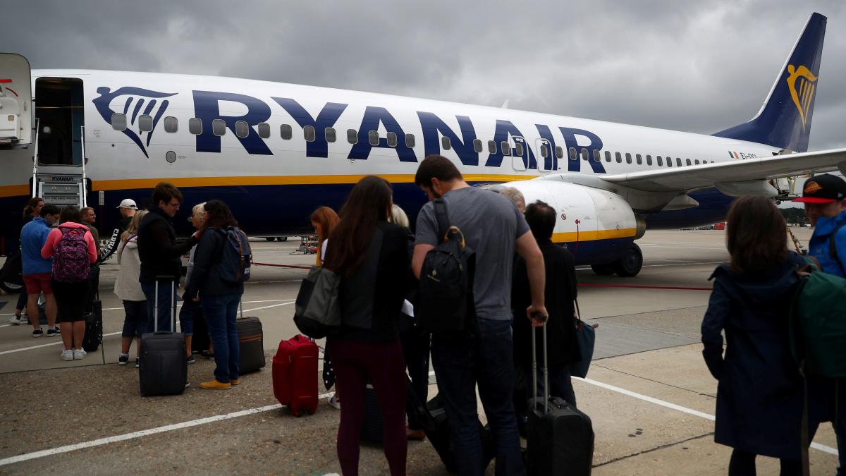 Ryanair ya ha puesto y cobra por subir el equipaje de mano | Noticias de Nacional en