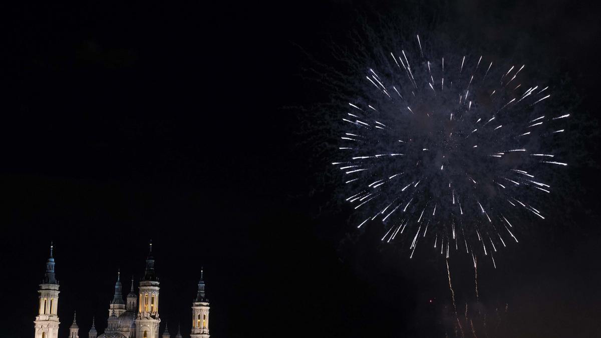 Foto Fuegos artificiales en Zaragoza Fuegos artificiales en Zaragoza