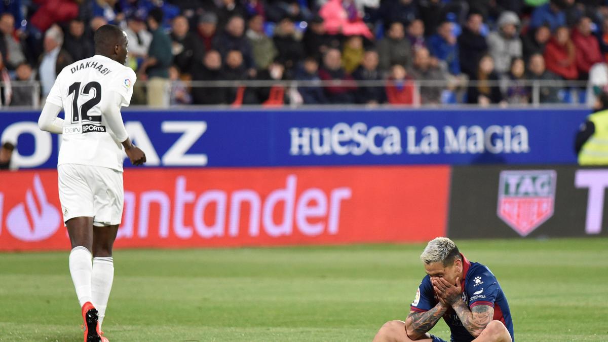 Huesca y Rayo Vallecano vuelven a 2ª división. Batacazo del Sevilla que se queda mas lejos de la Champions en poder del Getafe.