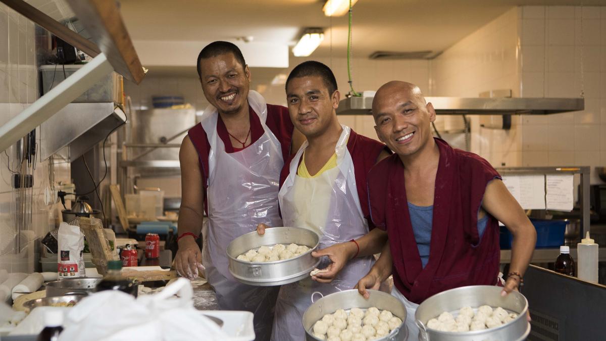 Monjes budistas acercan la cocina tibetana a Zaragoza