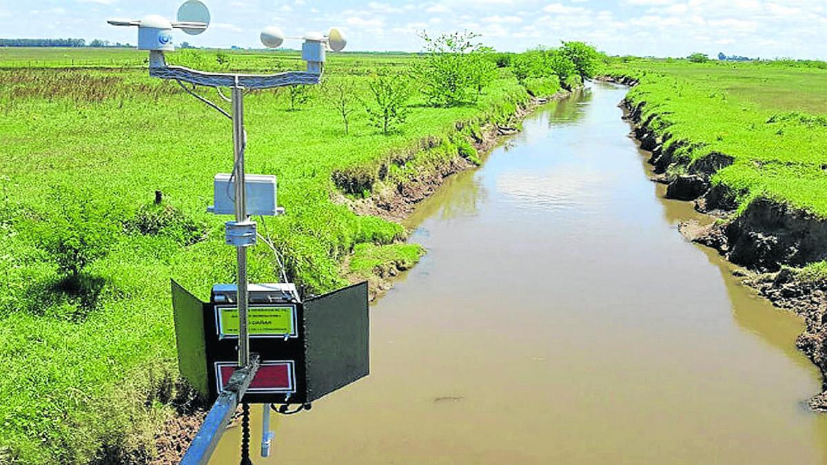 Уровень рек. Измерение уровня воды. Измерение уровня воды в реке. Измерение уровня воды в озере. Измеритель уровня воды в водоеме.