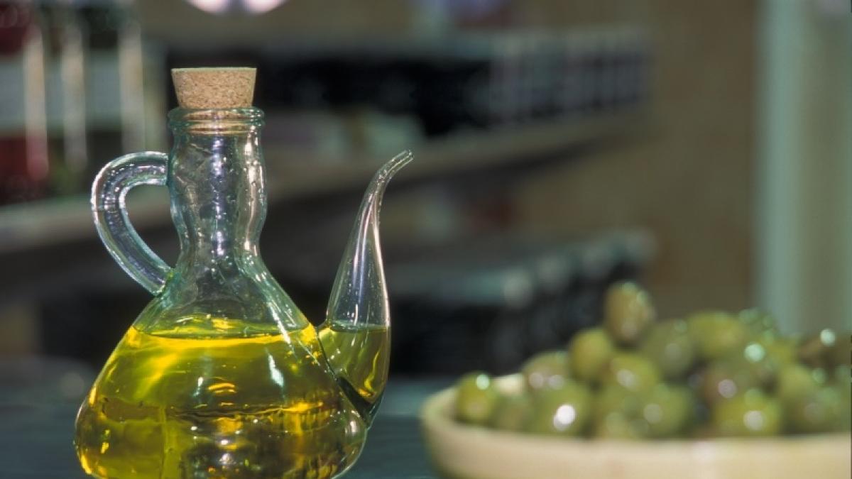 Производство оливкового масла. Завод оливкового масла. Поддельное оливковое масло. Производство оливок.