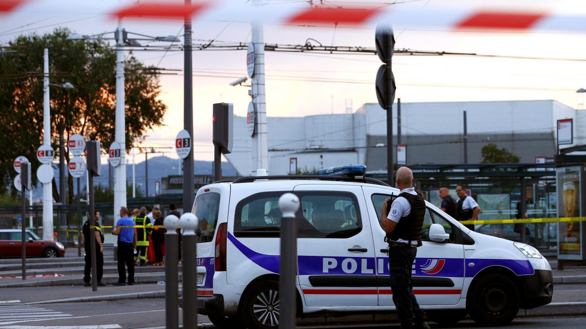 Une femme est dans un état critique après avoir été violée et empalée chez elle en France