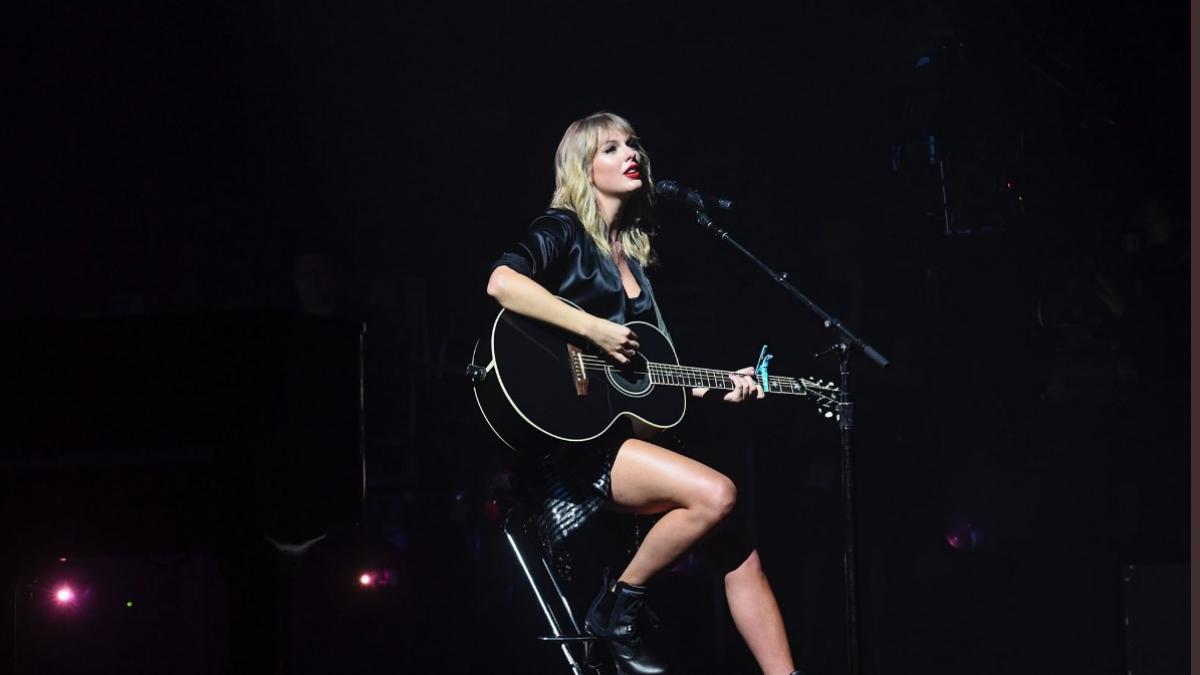 Taylor Swift sorprende a sus fans en un concierto exclusivo en París