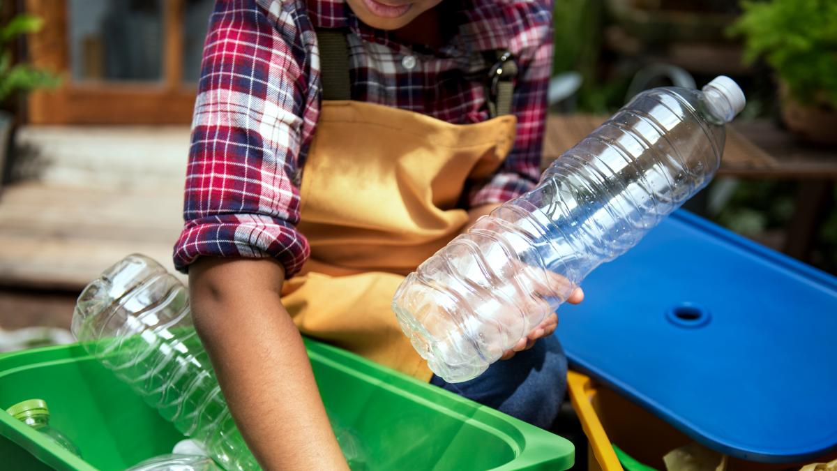 Reciclá tu aceite: la campaña que busca impedir la contaminación del agua  convirtiendo este residuo en materia prima y concientizando en escuelas -  Carbono News
