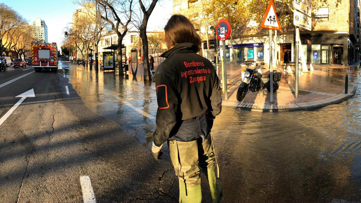 Un Revent N En Las Delicias De Zaragoza Deja A Vecinos Sin Agua Y Obliga A Cortar Dos Carriles