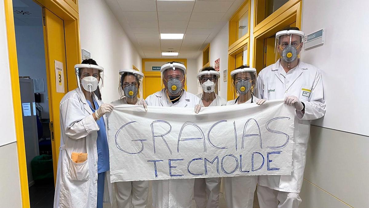 https://imagenes.heraldo.es/files/og_thumbnail/uploads/imagenes/2020/03/23/sanitarios-del-centro-de-salud-de-binefar-agradecen-a-tecmolde-el-envio-de-las-pantallas-que-llevan.jpeg