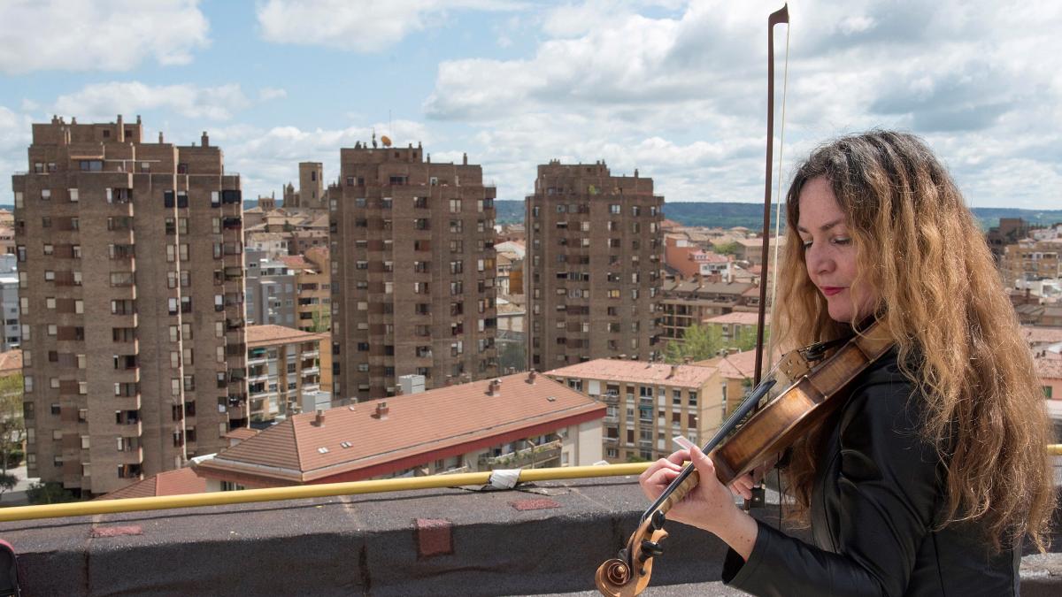 Coronavirus: Daniela, la violinista en el tejado que hace volar su música  contra el estrés