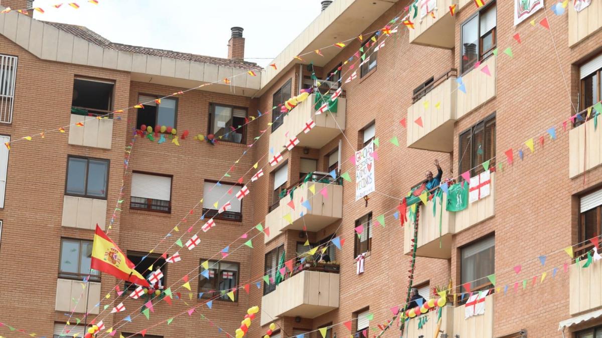 Balcones Engalanados Y Minuto De Silencio En Un San Jorge