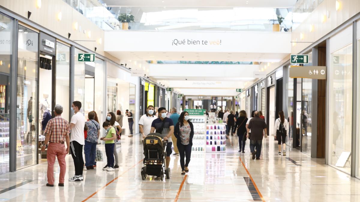 Gran afluencia en la reapertura de los centros comerciales en Zaragoza Gran afluencia en la reapertura de los centros comerciales en Zaragoza