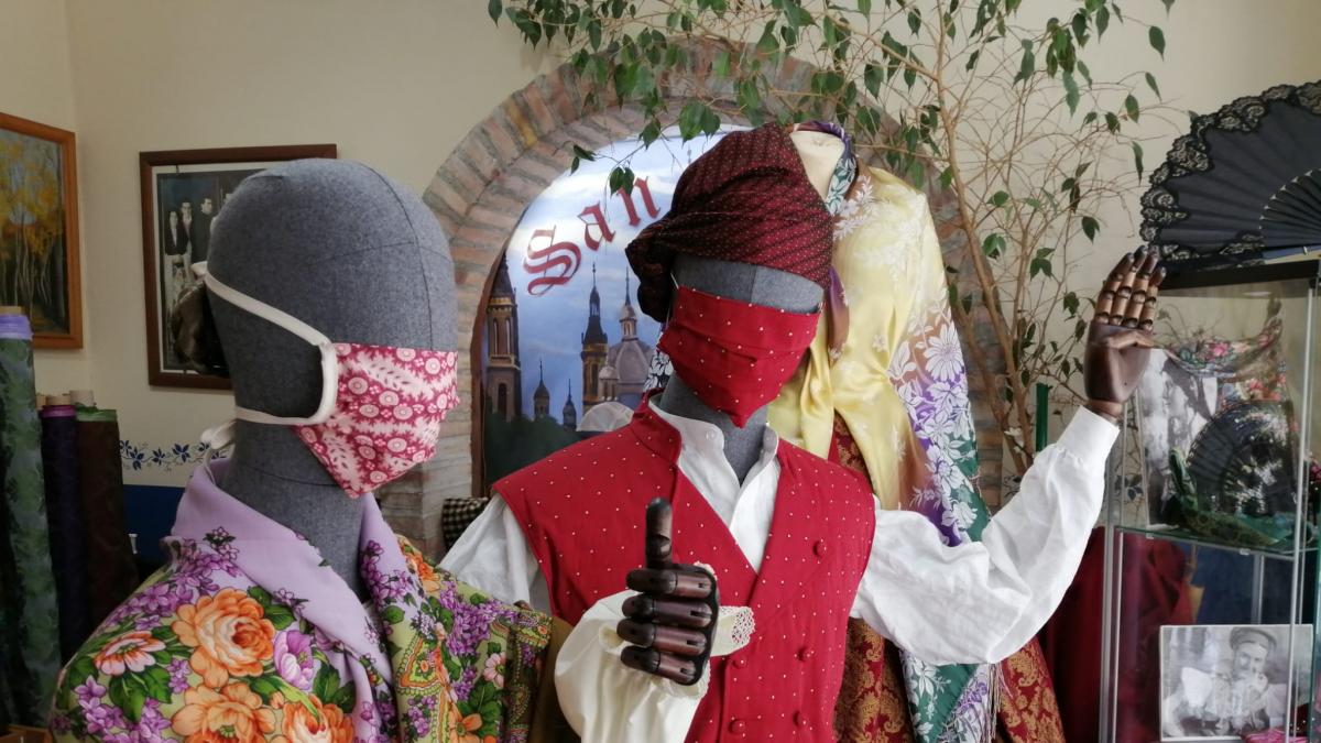 desarrollo de fábrica campana Desescalada: Las tiendas de trajes regionales afrontan sus "meses fuertes"  sin fiestas patronales