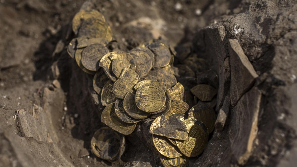 brillo Renunciar Desalentar Hallan un tesoro de hace 1.100 años con 425 monedas de oro puro en Israel
