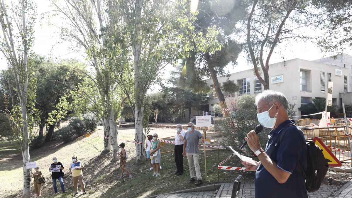 Colectivos de Las Fuentes se concentran en defensa de los árboles de Torre  Ramona